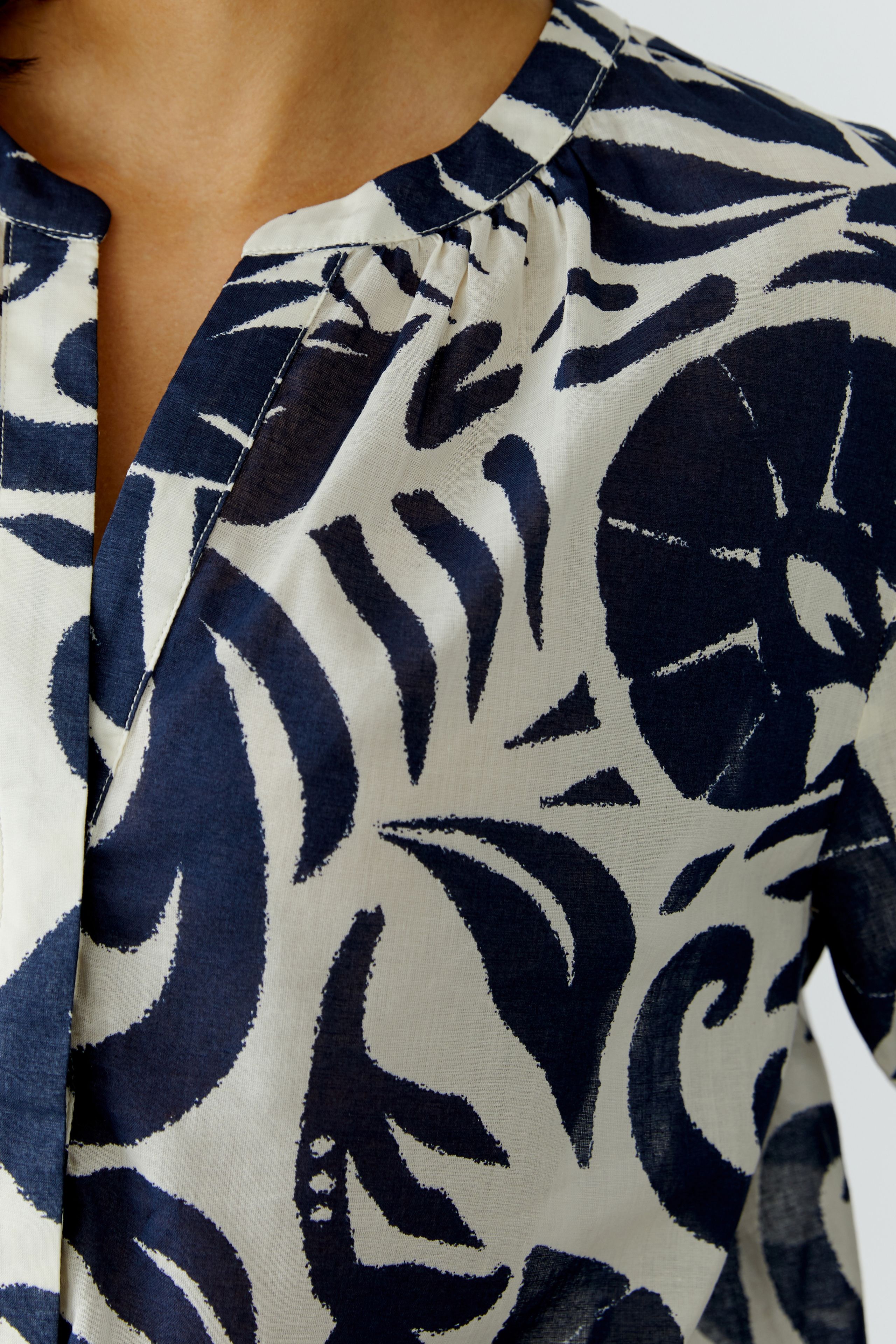 Oui Tunika mit dunkelblauem Alloverdruck 42